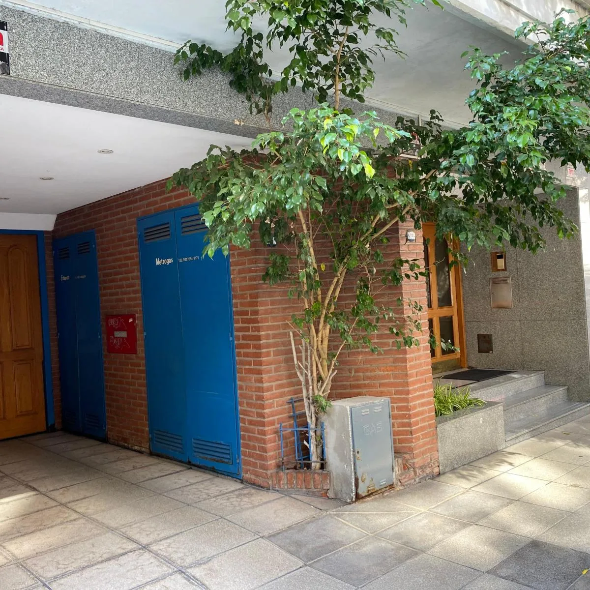 Balcón y cochera cubierta