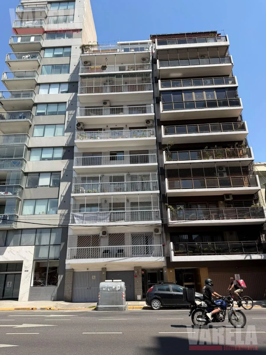 Piso 7 con balcón y parquet