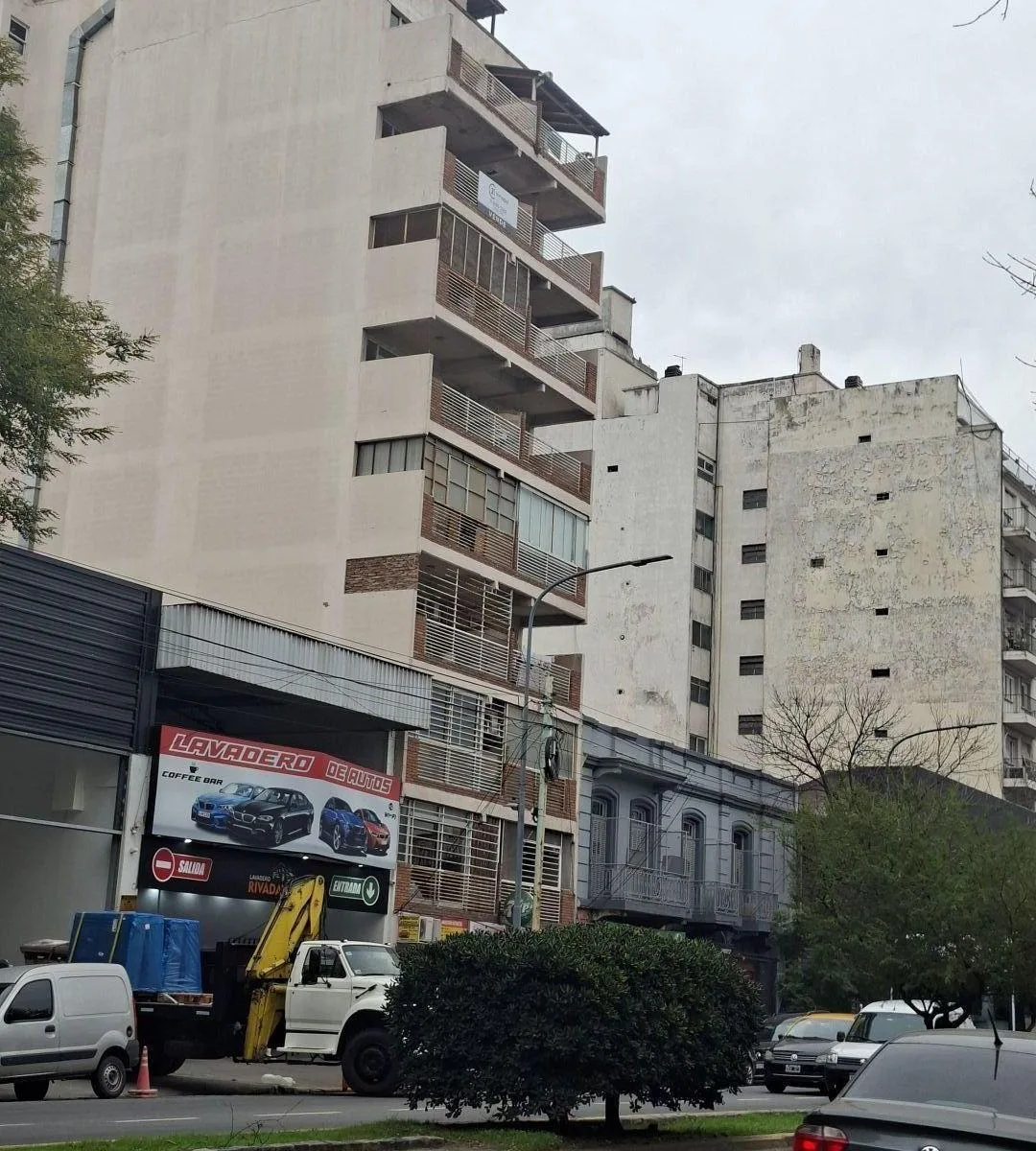 2 ambientes con balcón al frente