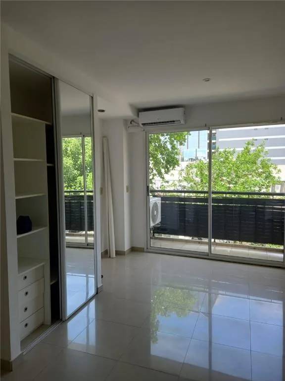Monoambiente con balcón al frente