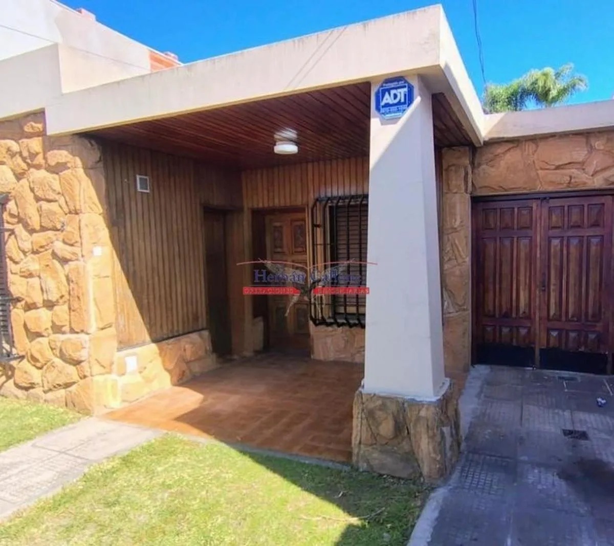 Casa 4 Ambientes con Patio y Cochera