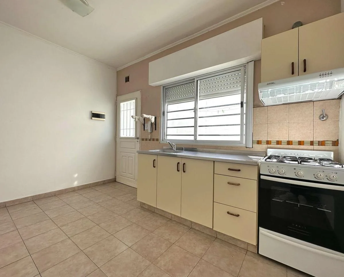 Triplex de 4 Ambientes con Patio