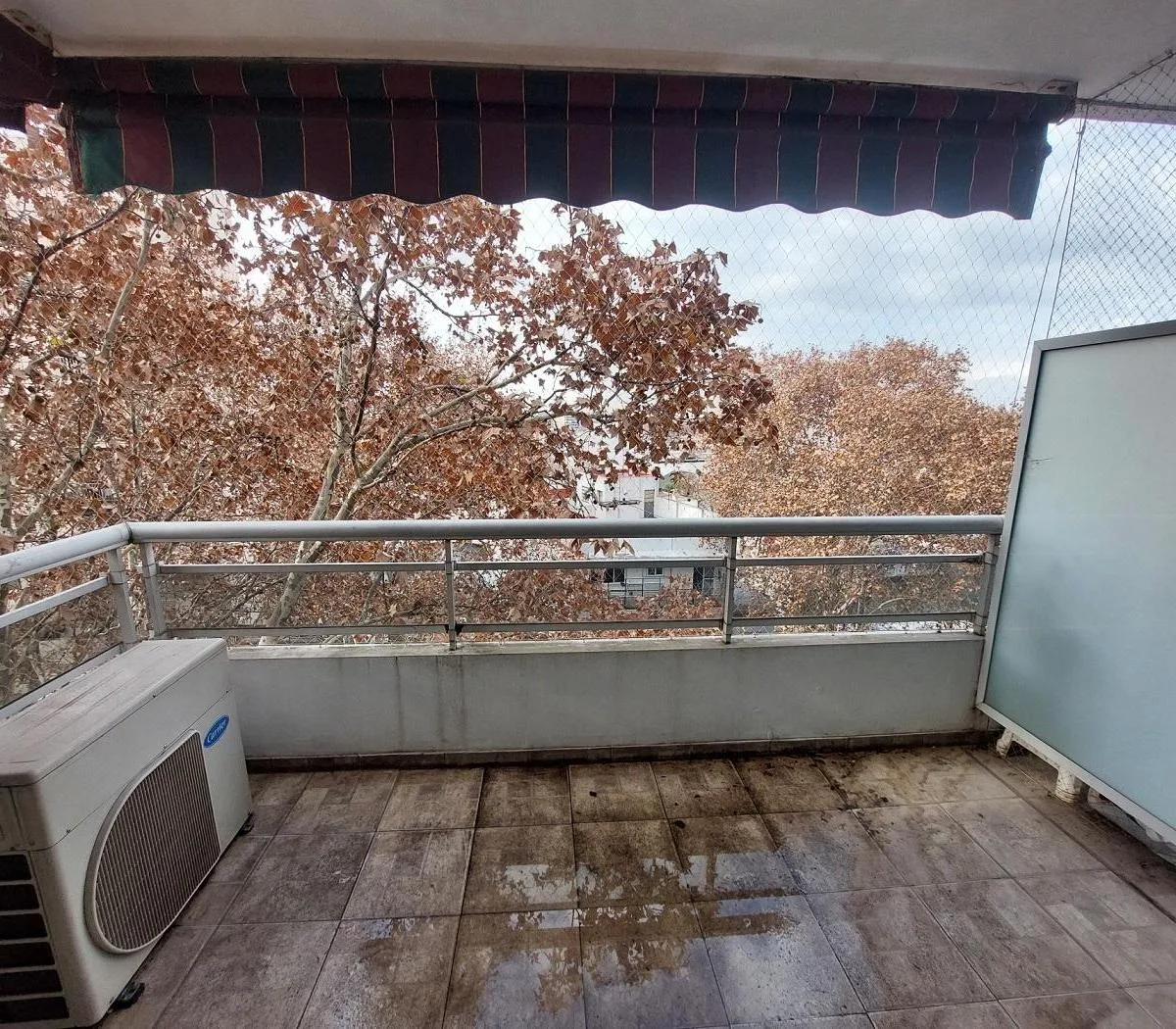 Front-facing studio with balcony