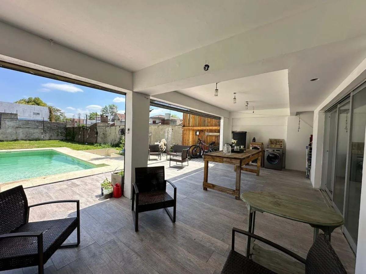 Casa 4 dormitórios, piscina e jardim