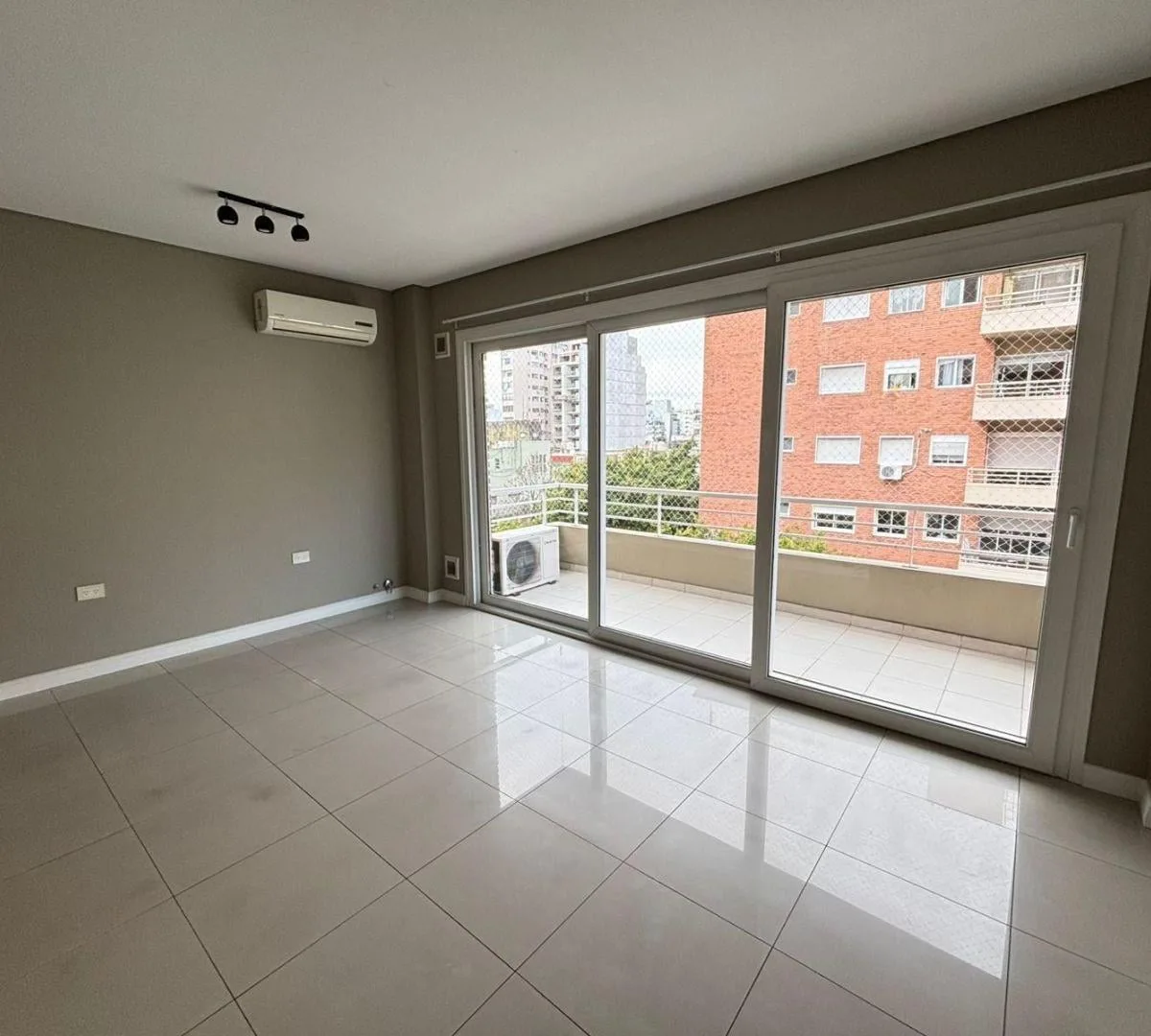 2-room front unit with parking
