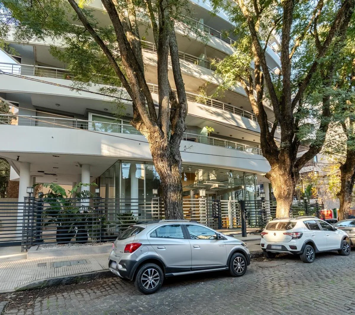 2 en-suite bedrooms, covered parking and pool