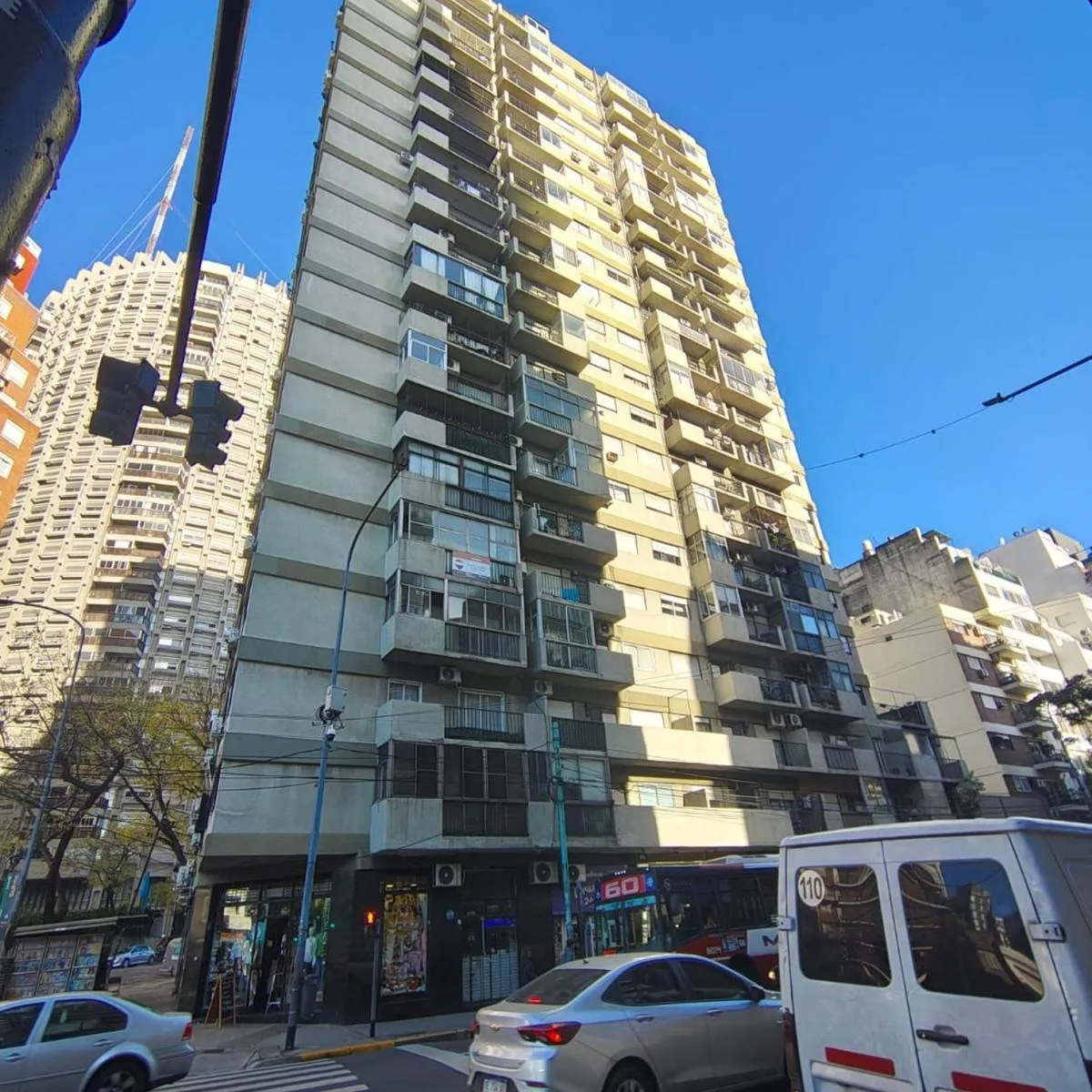 Piso alto con balcón y vista