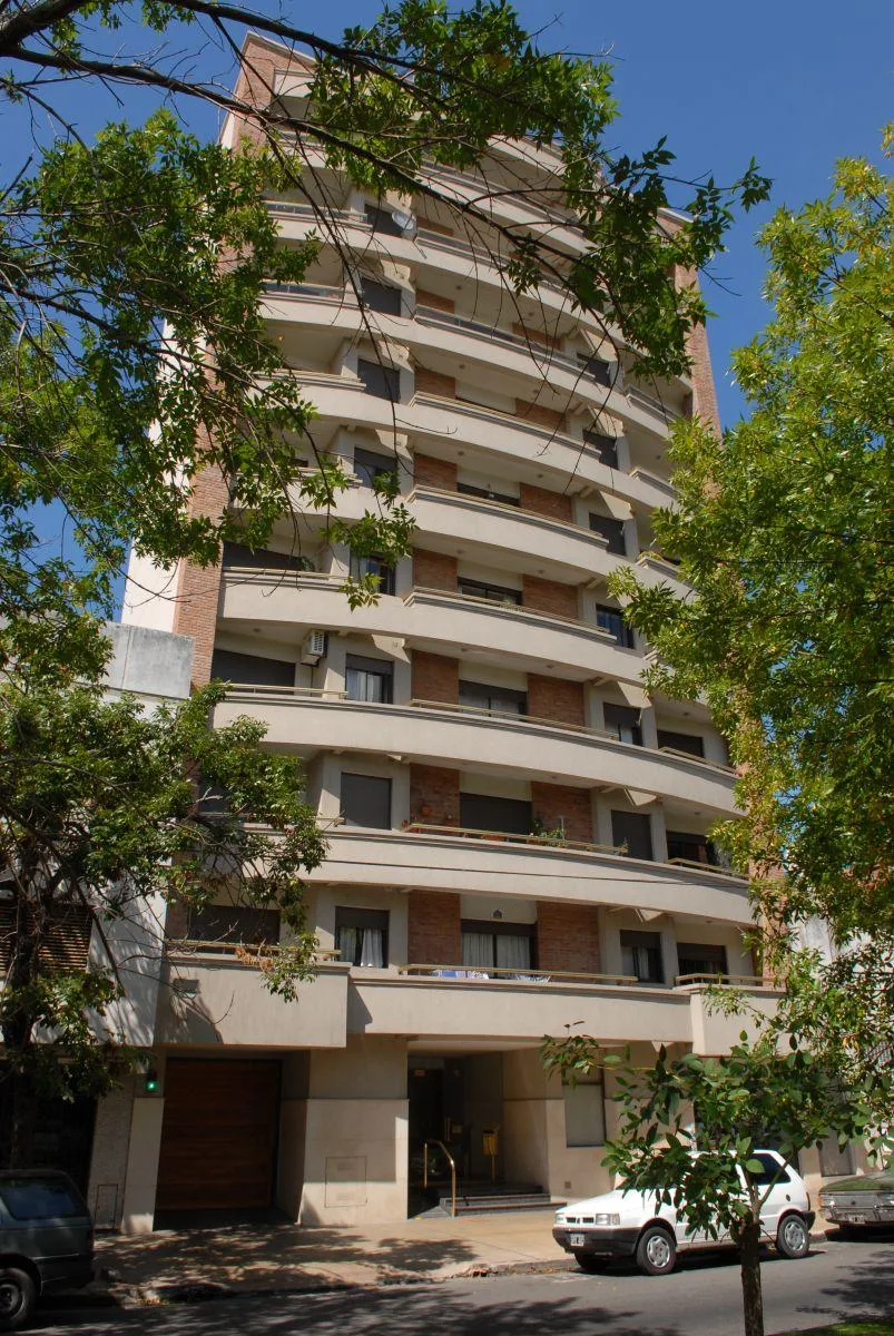 1 dormitorio al frente con balcón