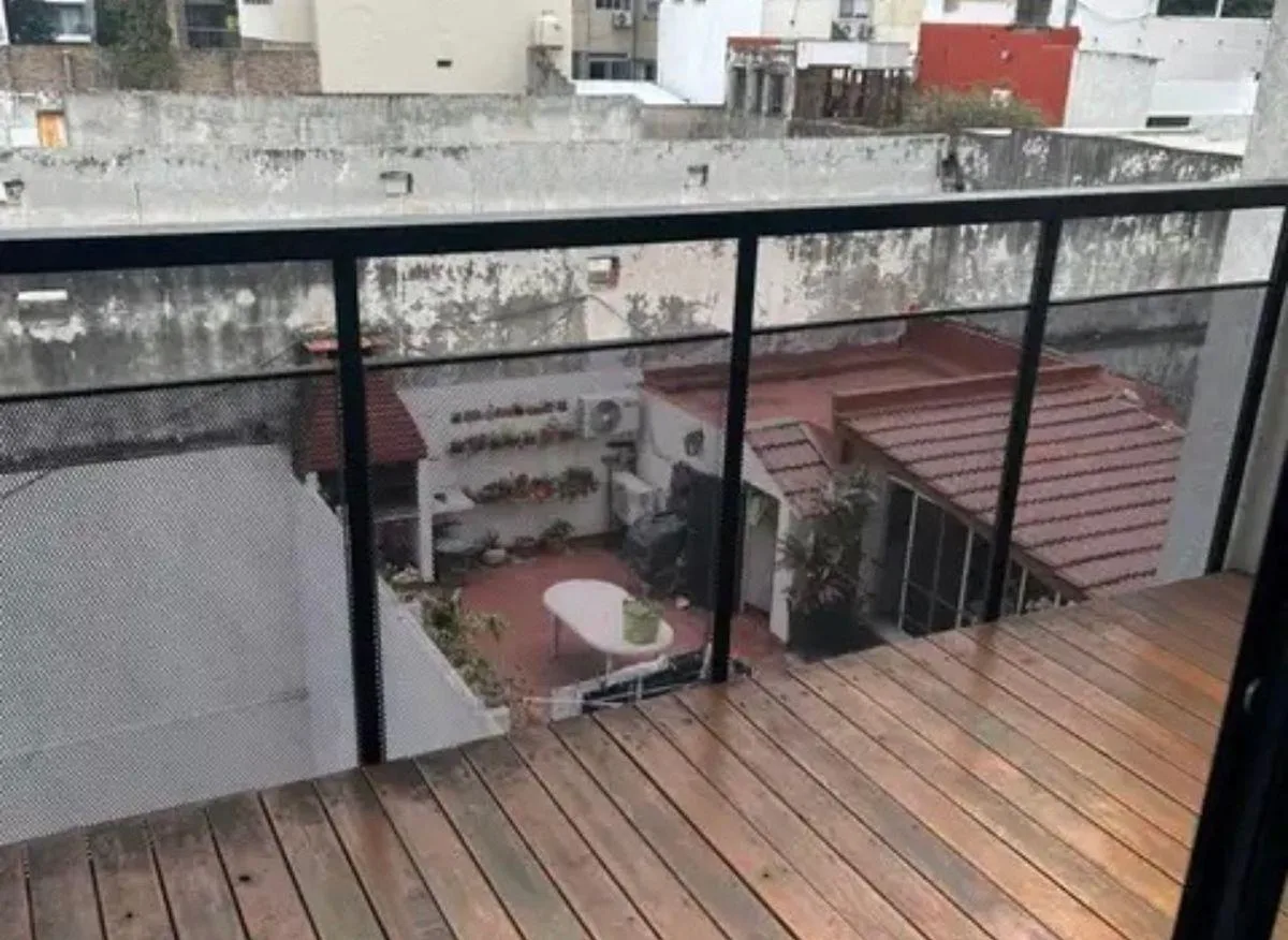 Monoambiente contrafrente con balcón