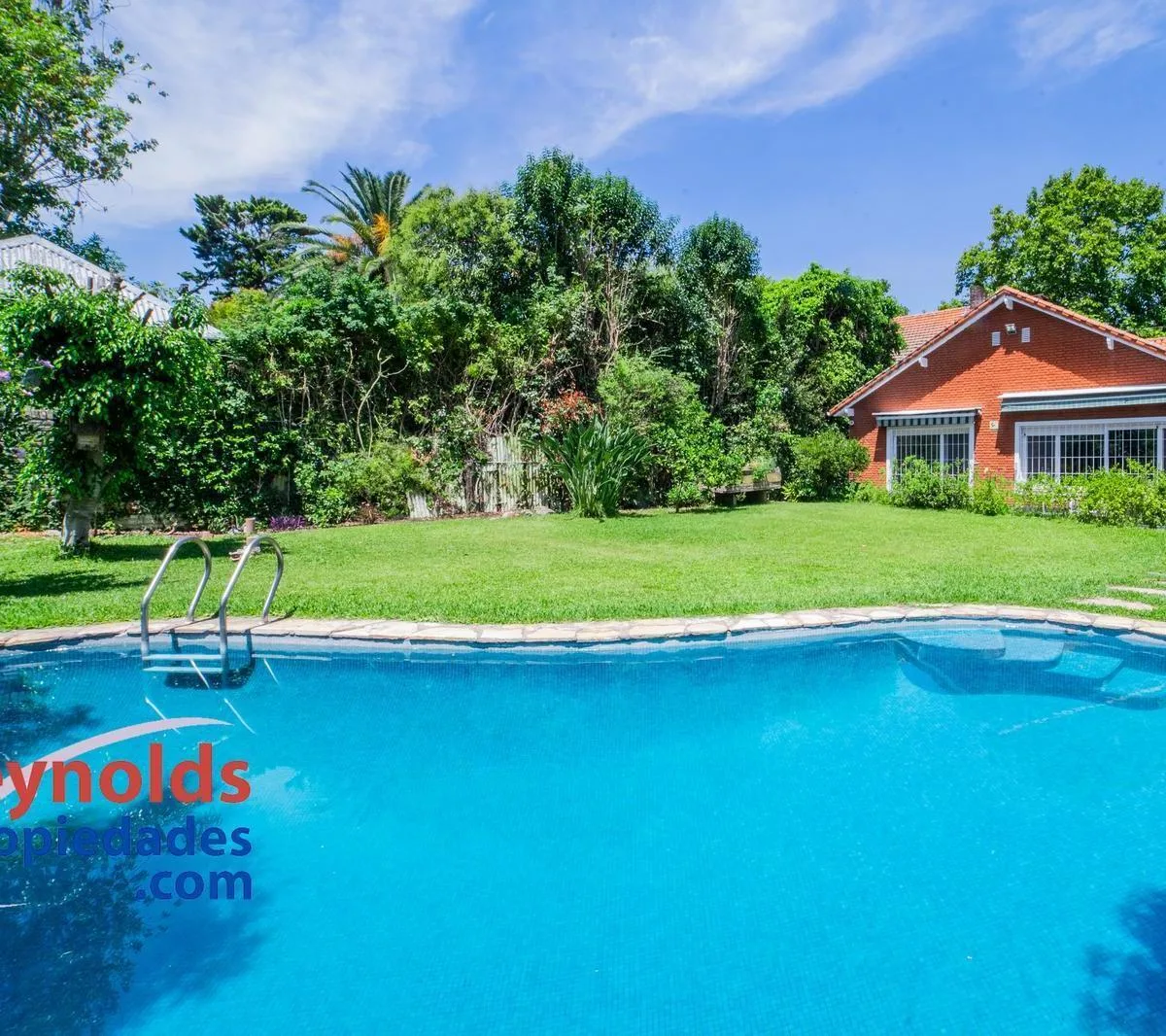 Casa 4 quartos, jardim e piscina