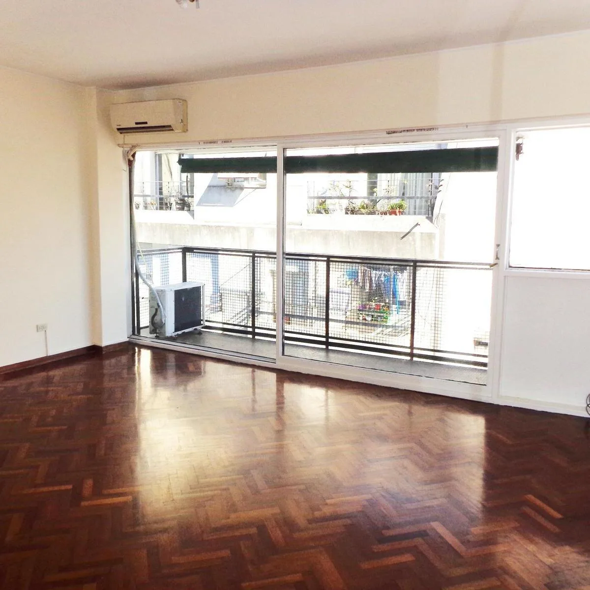 Depto. de 3 Ambientes con Balcón
