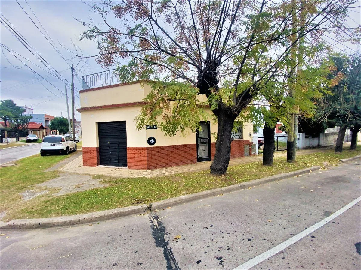 Casa 4 Ambientes C/ Jardín, Patio y Cochera Para Varios Vehículos - Wilde