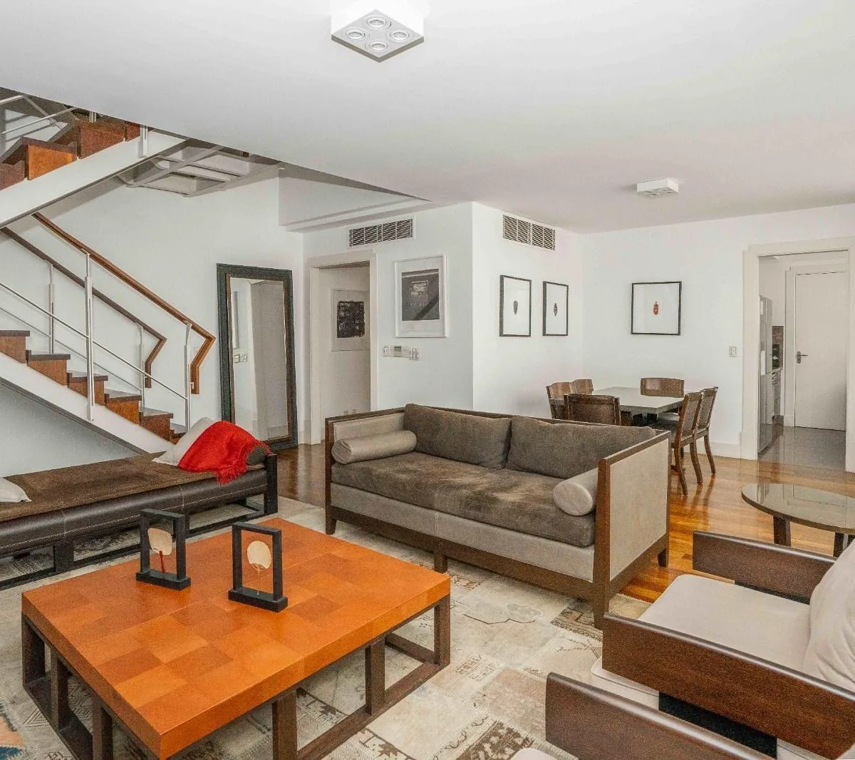 Triplex penthouse con terraza y río