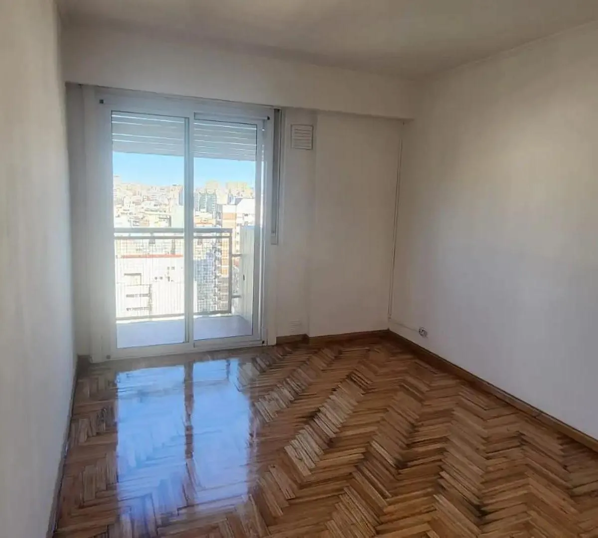 2 ambientes al frente con balcón