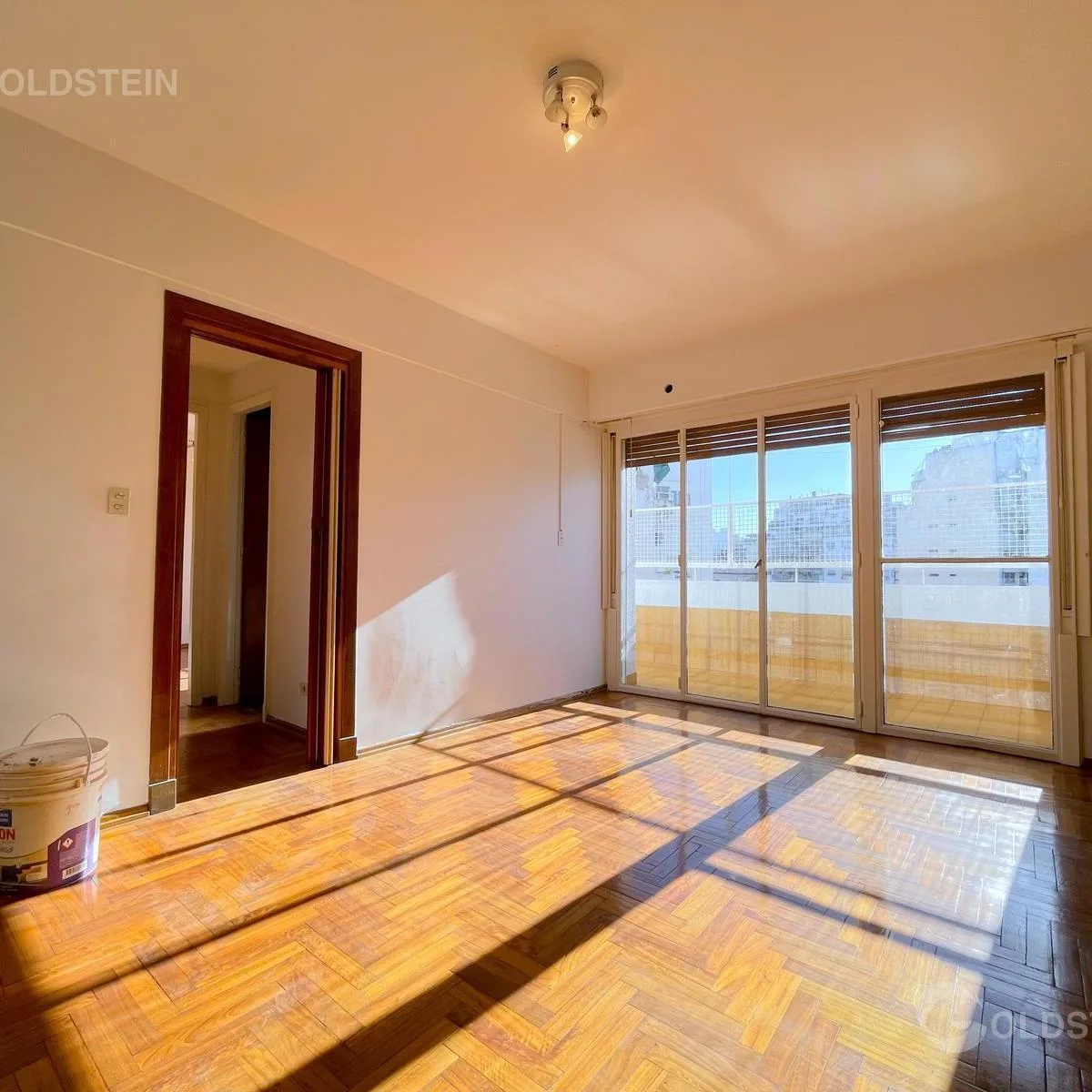 Semipiso with long balcony