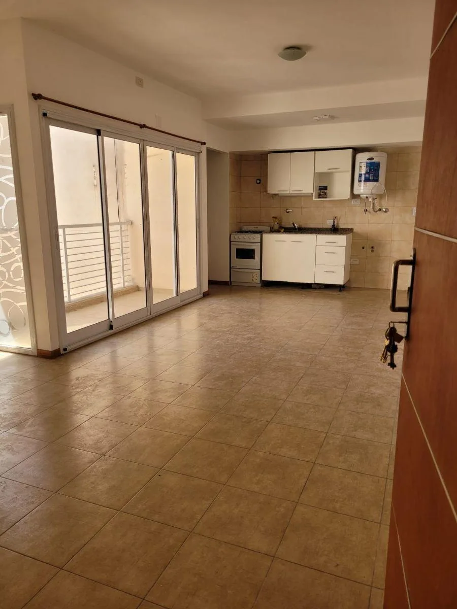 1º piso con balcón contrafrente