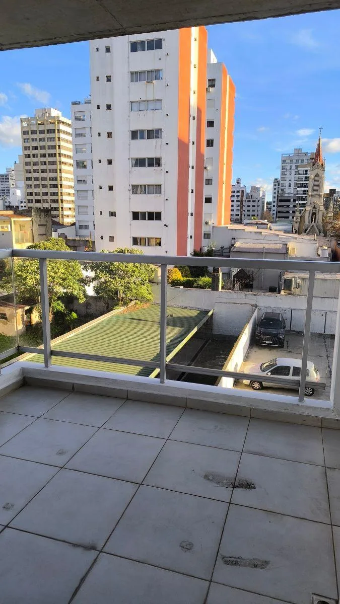 Departamento en Alquiler – Calle 10 E/45 y 46, La Plata - un Dorm y Balcón