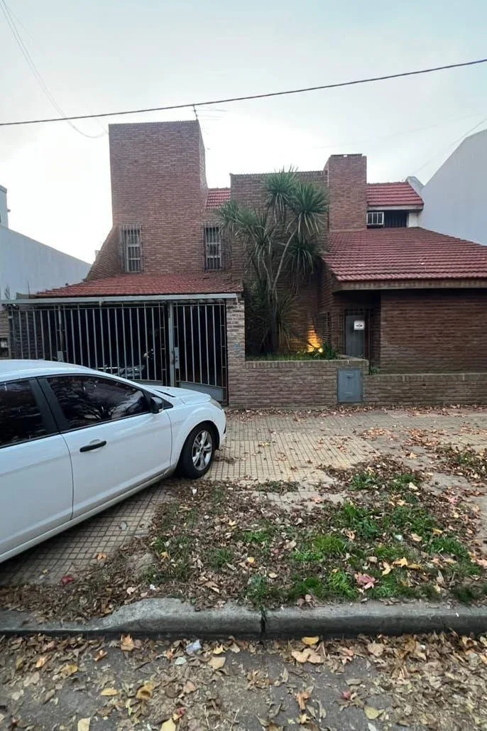 4-bedroom house with patio