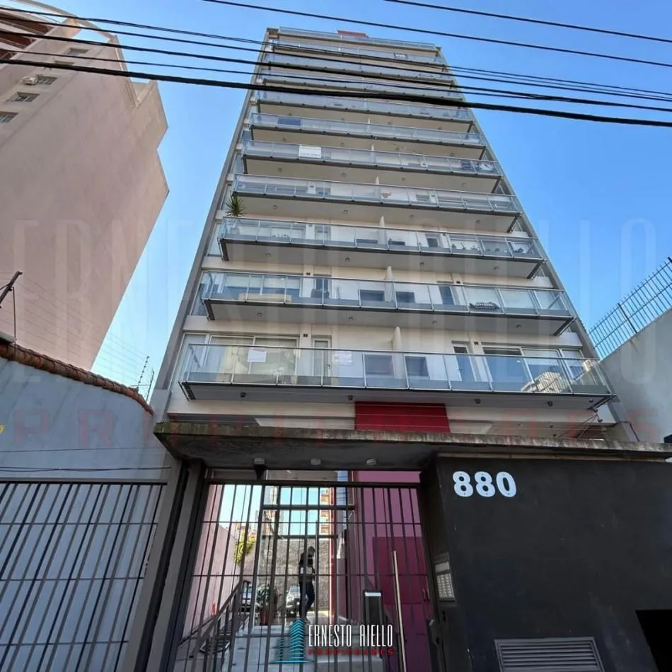 Piso 6 con balcón y parrilla