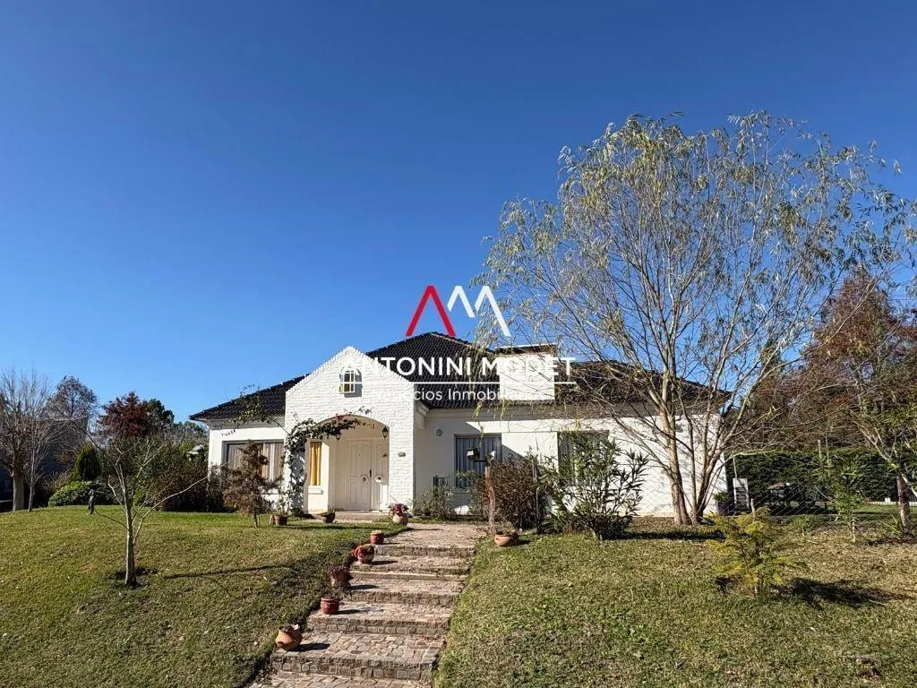 Casa con piscina y jardín