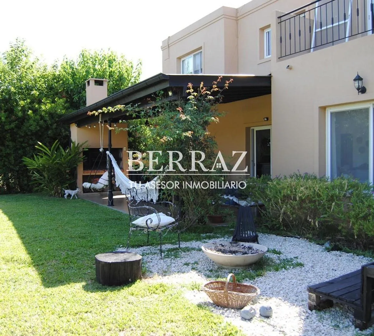 Casa com 4 quartos, piscina e churrasqueira