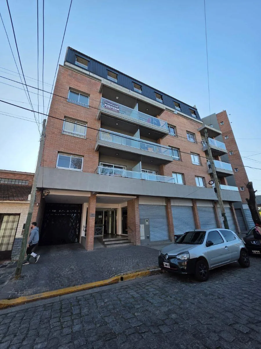 Departamento de Dos Ambientes con Cochera en Alquiler en Jose Marmol