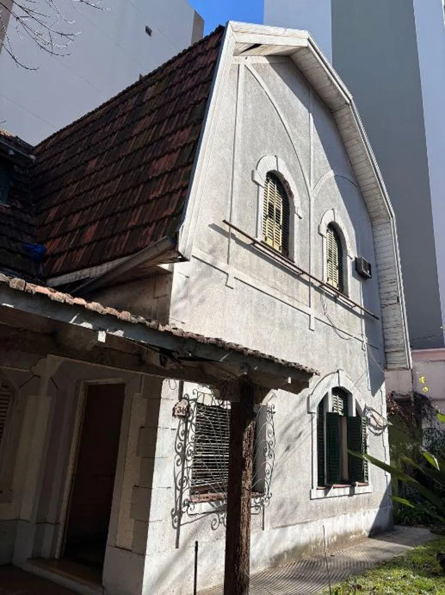 Casa en esquina con patio