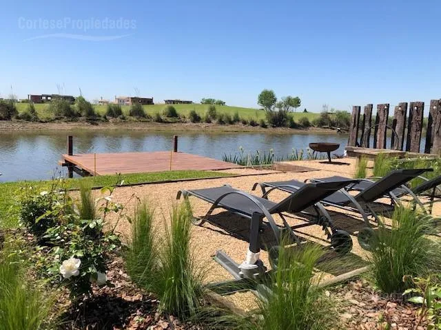 El Cantón lagoon house