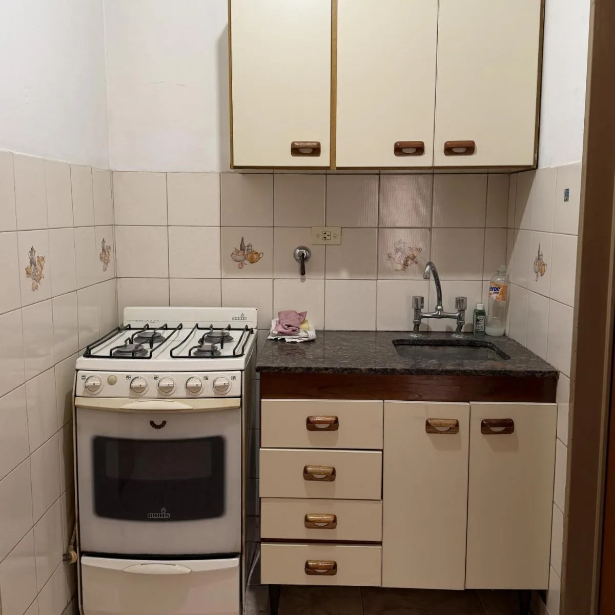 1 ambiente lateral, cocina integrada