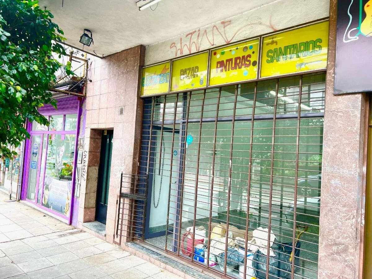 Olivos. Amplio Local con Gran Vidriera a Media Cuadra de Av Maipu. 40 m&sup2; en Excelente Estado