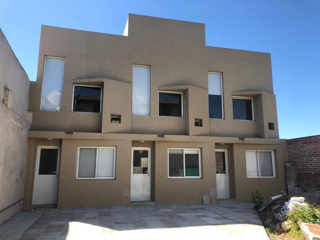 2 ambientes con doble altura y patio
