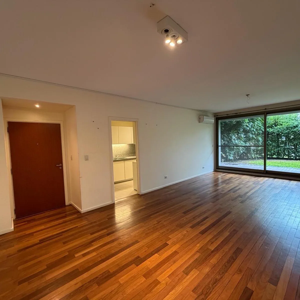 Alquiler Departamento Tres Ambientes Planta Baja con Patio Árboris Las Lomas