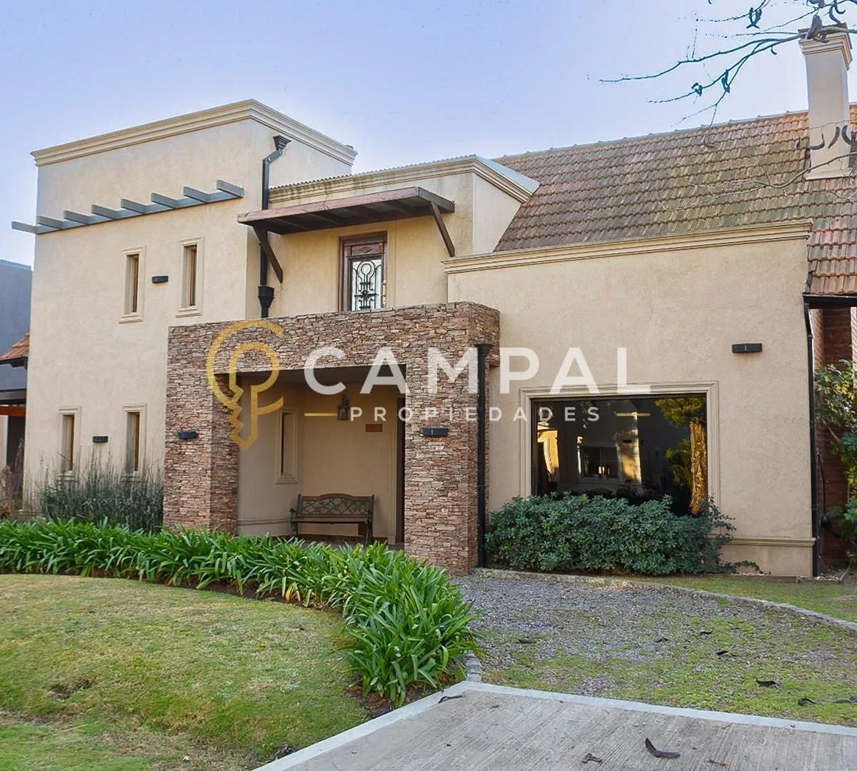 4-bedroom house, pool and grill