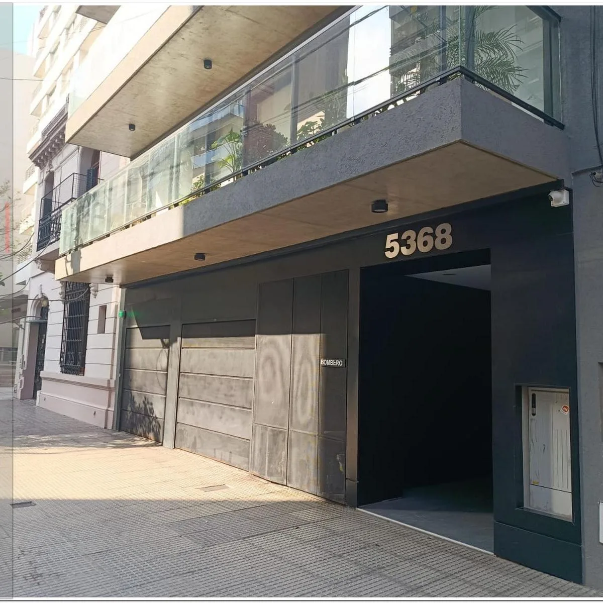 1 ambiente con balcón y amenities