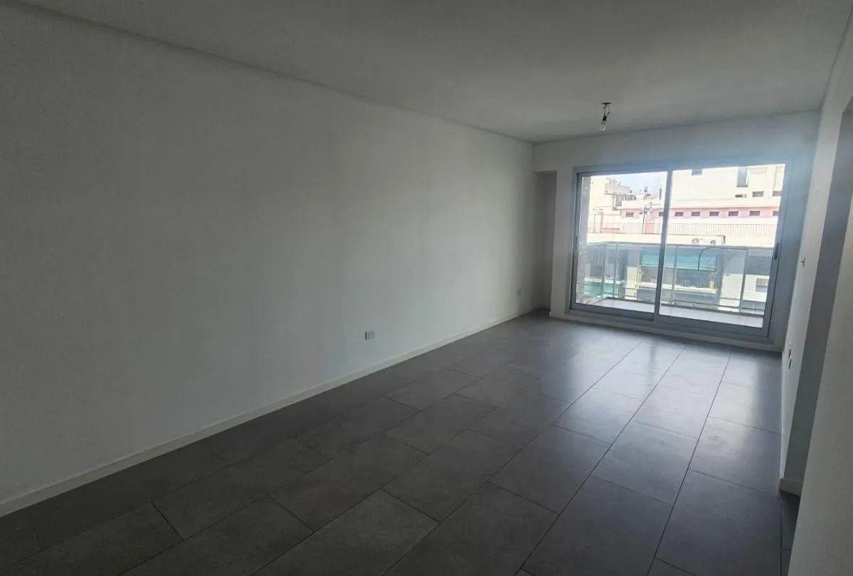 7th-floor balcony, 3 rooms