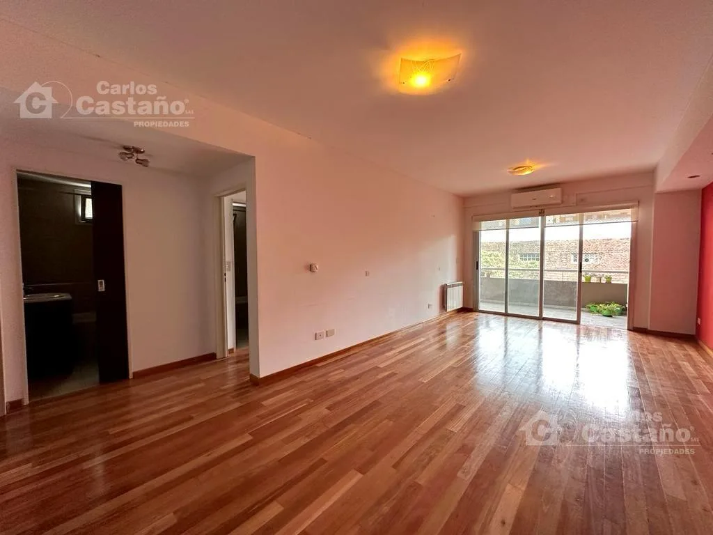 Depto. 3 Amb. en Semipiso con Balcón, Parrilla y Cochera