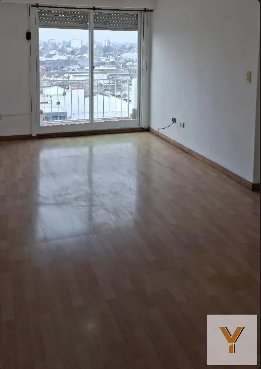 Piso alto con balcón y cocina equipada