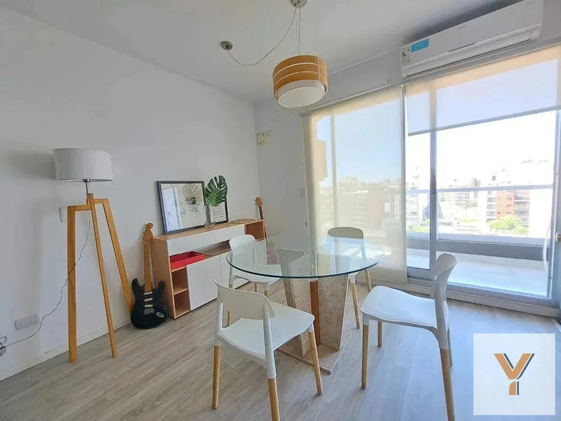 Monoambiente con balcón y cochera
