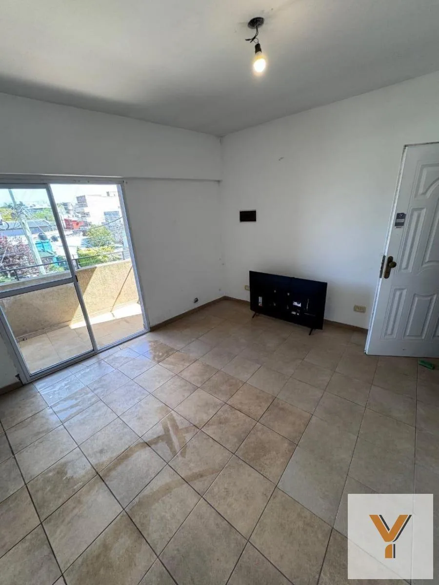 1 dormitorio con balcón