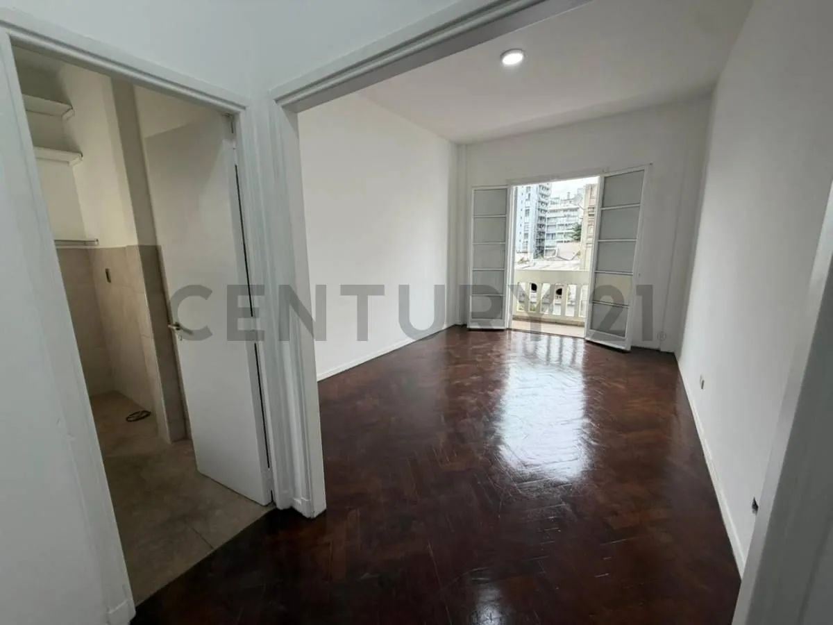 2-room apartment with balcony in Monserrat