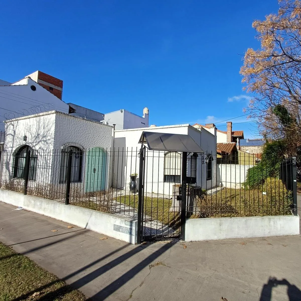 Propiedad en Esquina en Venta y Alquiler con Gran Potencial Comercial y Profesional en Bernal