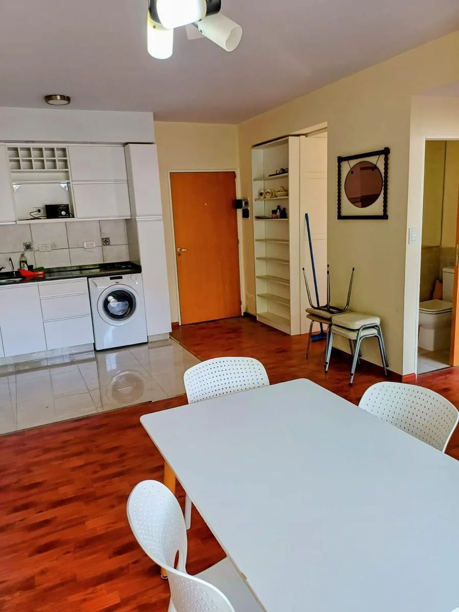 Departamento en Alquiler de 3 Ambientes Al Frente con Balcón y Patio Monte Castro Amoblado Equipado