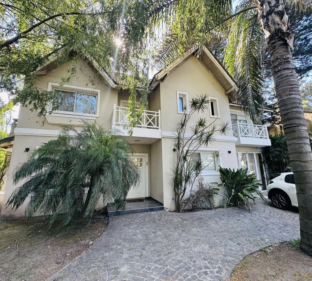 House in Parque Leloir gated area