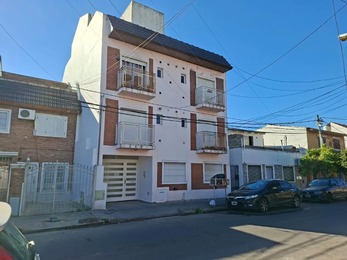 2 ambientes con balcón y terraza