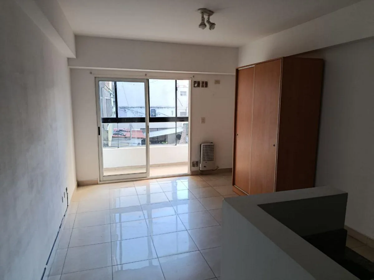 Monoambiente con balcón en Caballito