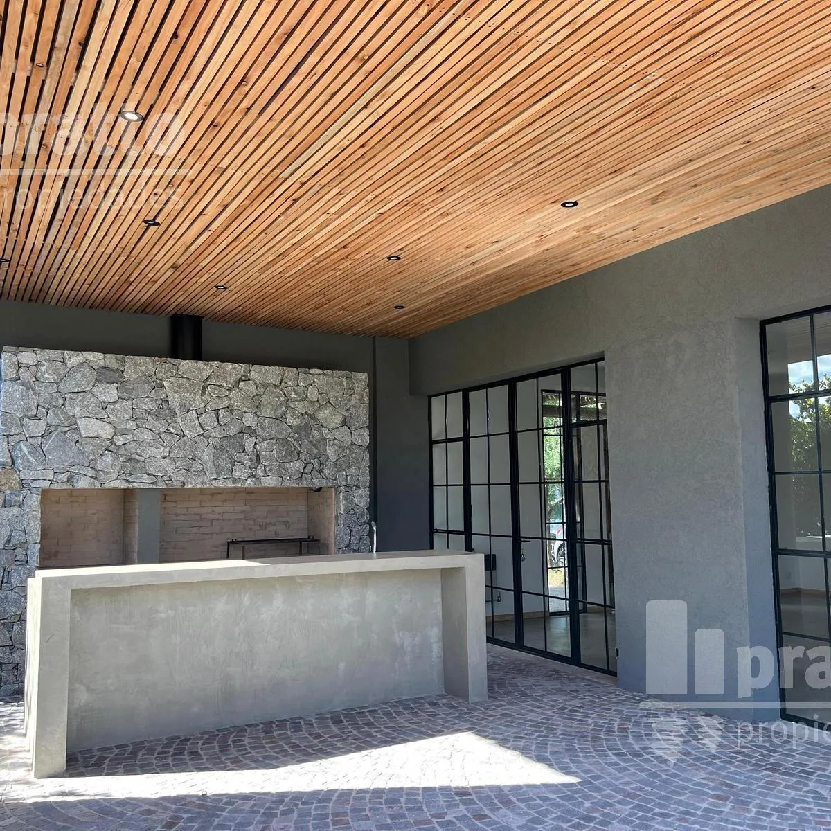3-bedroom house with pool