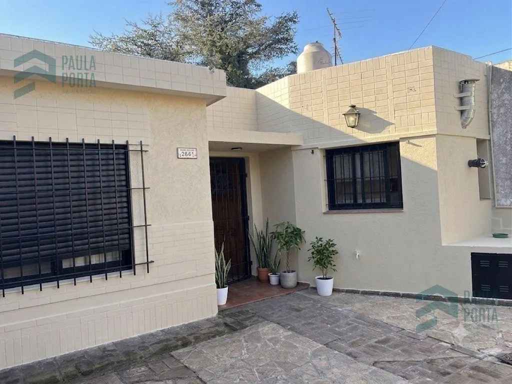 Casa com 2 quartos e jardim