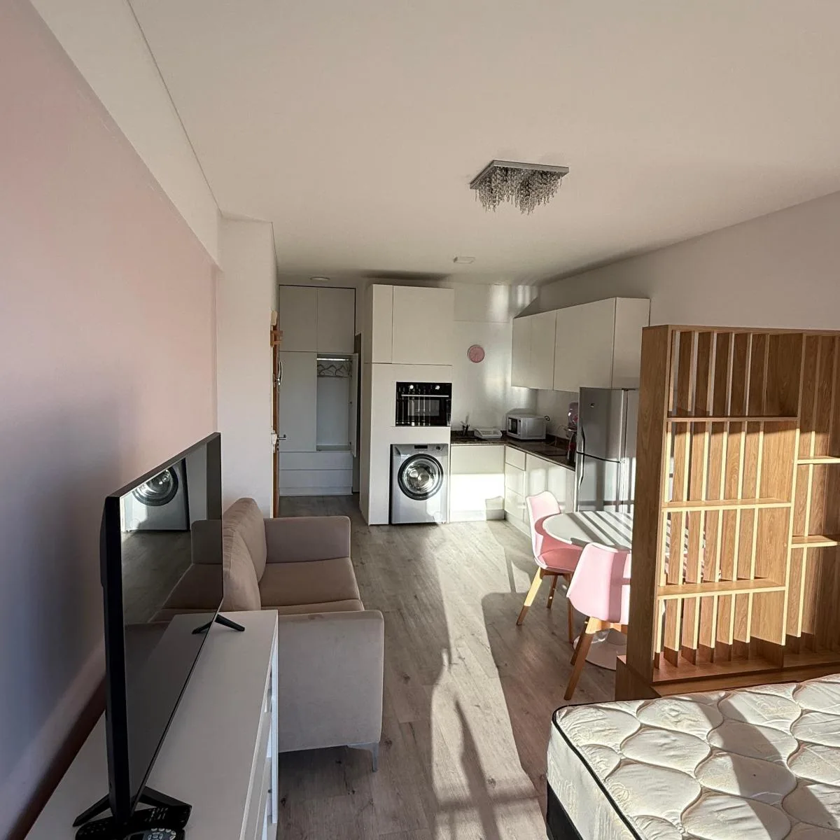 Alquilo Hermoso Monoambiente Amoblado y Súper Luminoso– Excelente Ubicación