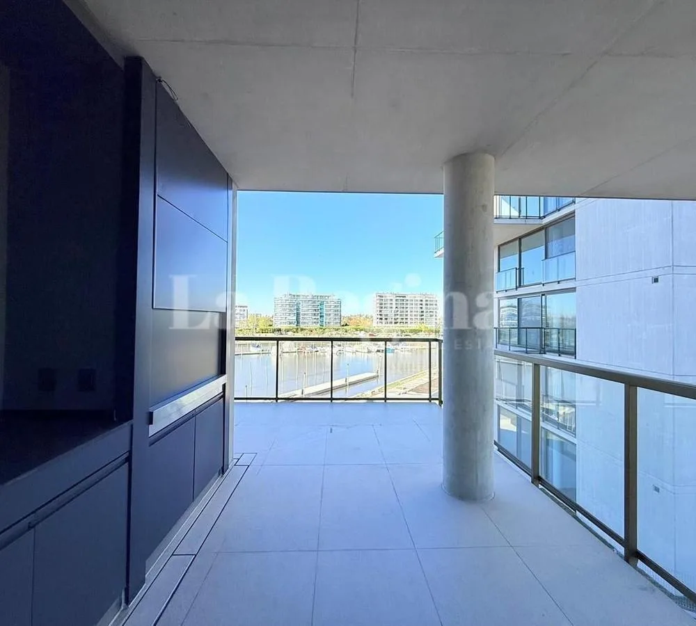 3 suites, balcony terrace and amenities