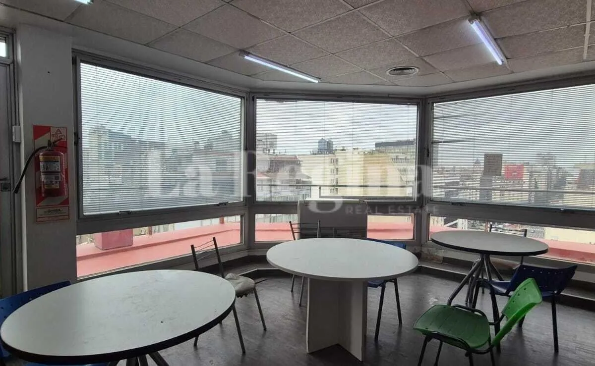 Oficinas 8 ambientes, balcón y 2 cocheras